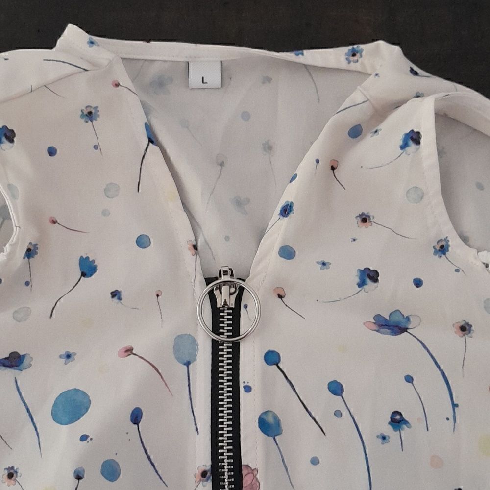Cut out shoulder blouse - Picture 3 of 5